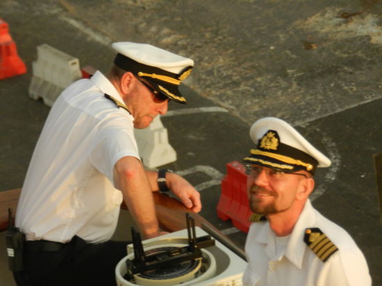Kapitän Morton Hansen und sein Stellvertreter beim Auslaufmanöver