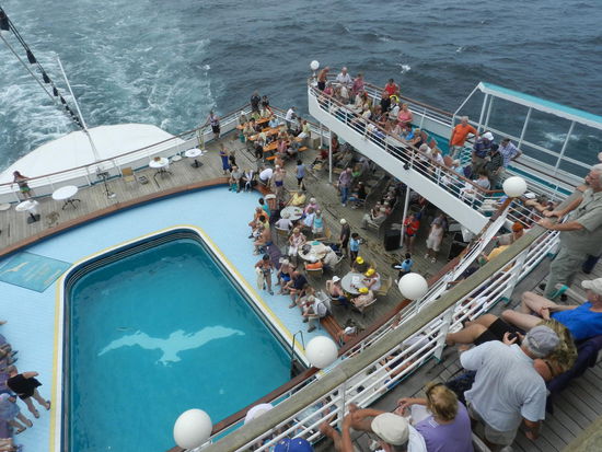 Blick auf den Pool am Heck