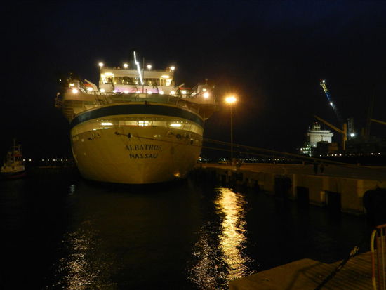 MS Albatros bei Nacht