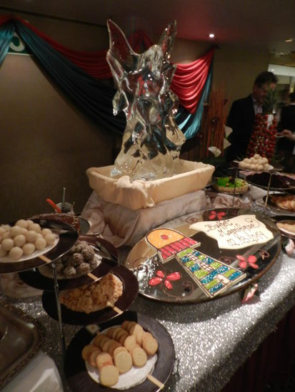 Kunstvoll wird das Bufet aufgebaut