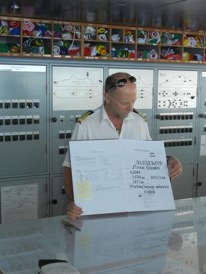 Morton Hansen erläutert das Logbuch