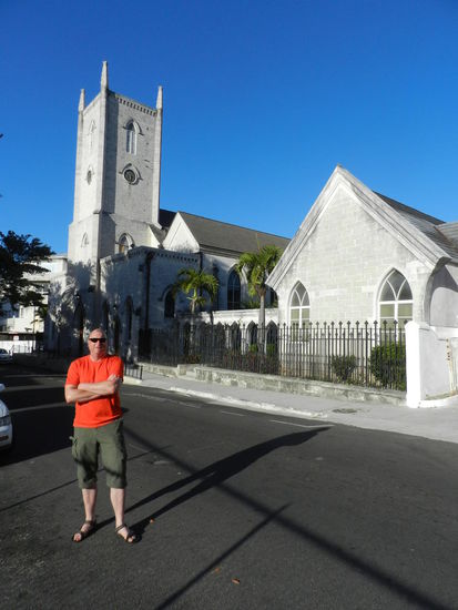 Udo vor der Christ-Church-Cathedral in Nassaus Georgestreet, gegenüber unseres Hotels