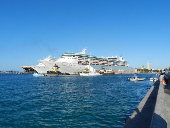 Täglich liegen große Kreuzfahrtschiffe in Nassau