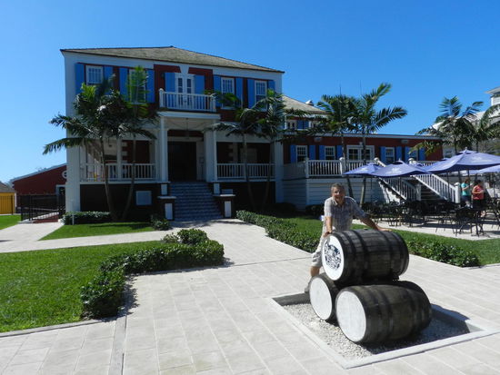 Vor der Rumdestillerie ...