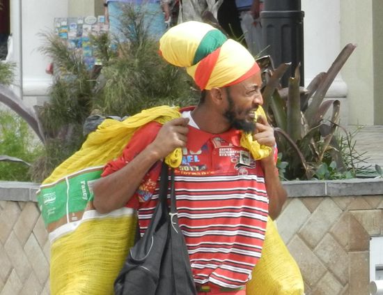 Rastaman, mit Ramsch für den Strohmarkt