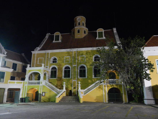 Rathaus bilden ein hübsches Ensemble auf dem Hof des Gouverneurssitzes