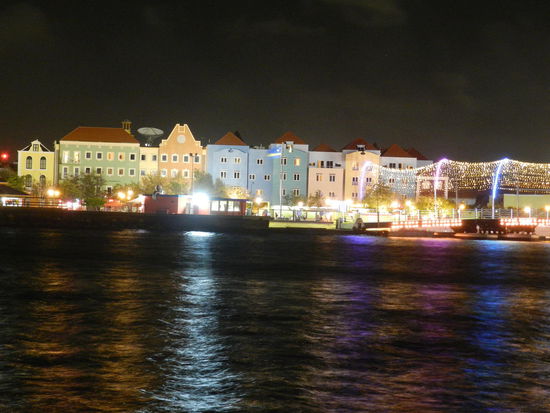 Die schwenkbare Königin-Emma-Brücke vor der Häuserzeile an der Hafeneinfahrt