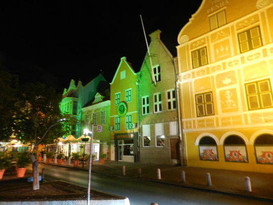 Rechts und links der Hafeneinfahrt in Willemstad ziehen sich bunte Zeilen holländischer Häuser entlang