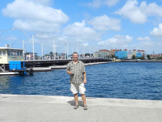 Vor der schwenkbaren Königin-Emma-Brücke