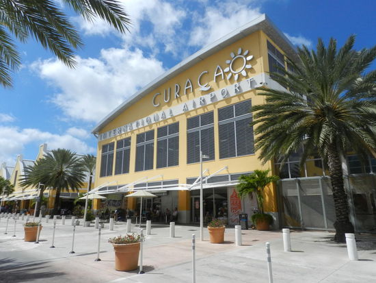 Der internationale Flughafen Curacaos befindet sich ca.15 km außerhalb von Willemstad