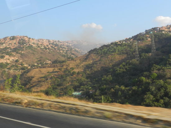 Der Flughafen liegt etwa 40 kam außerhalb von Caracas, eingebettet zwischen Meer und Bergkette