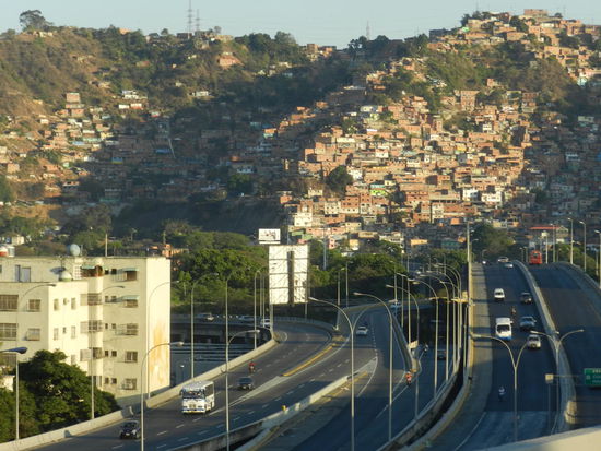 Erste Blicke auf den Moloch Caraca, geschätzte 5 Millionen Einwohner leben hier, davon rund 2 Mio illegal an Berghängen