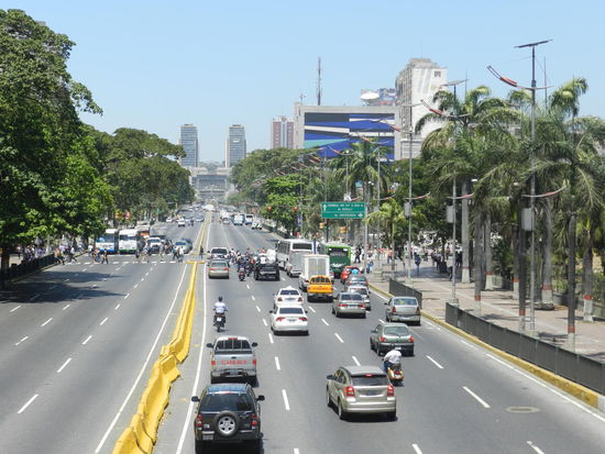 Caracas ist eine widersprüchliche Stadt, mal hässlich mit 8-spurigen Straßen entlang von maroden Betonhochhäusern und Gestank, dann aber wieder voller Charme und umringt von alten, gepflegten Gebäuden mit Fußgängerzonen