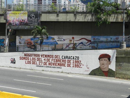 Das Stadtbild ist voller Parolen, mal die offiziellen ...