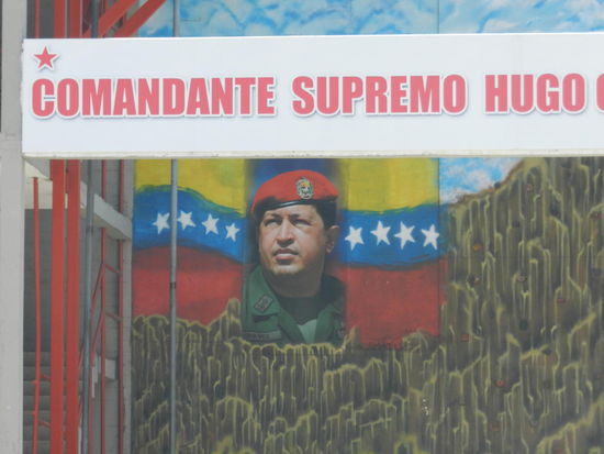 Selbst am Steigerturm der Feuerwache schaut Hugo Chavez skeptisch auf sein Volk