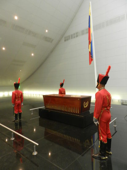 Ehrenwache vor dem Sarg Simon Bolivars