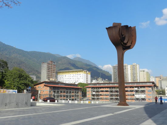 Blick auf die umgebenden Berge, hier hinter dem Pantheon