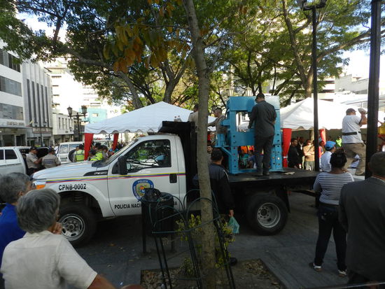 Werbeaktion der Polizei: hier werden Schusswaffen öffentlich unbrauchbar gemacht