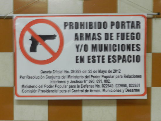 ... nur damit´s klar ist: in diesem Lokal haben Schusswaffen nichts zu suchen