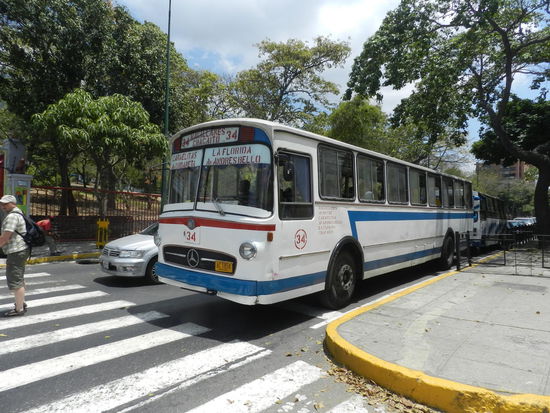 Ein alter Meercedesbus in Caracas´ Straßen