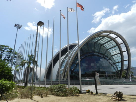 Die nationale Academy for the Performance Art Centre, ein riesieger Edelstahl-Glas-Bau