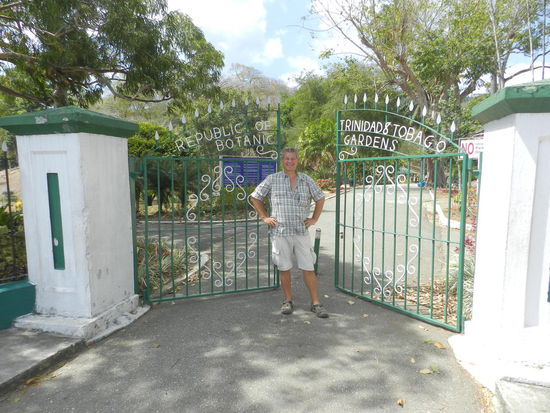 Am Eingang zum botanischen Garten von PoS