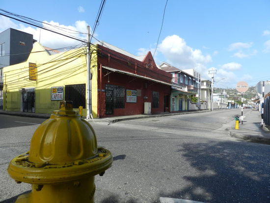 Straßenzug in der Stadtmitte Port-of-Spains, Samstag nachmittags