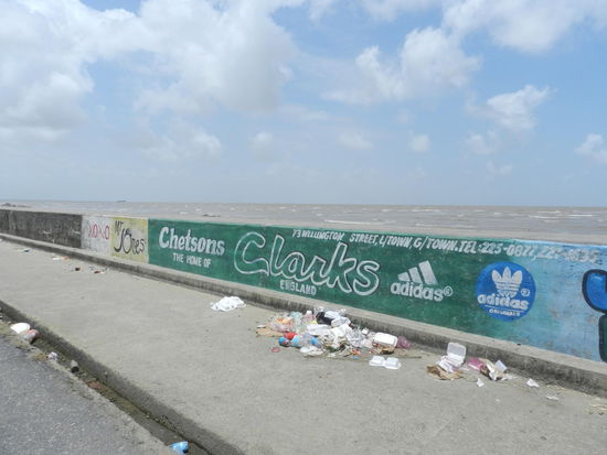 Der erste Eindruck vom Land - völlig verdreckte Strandpromenade