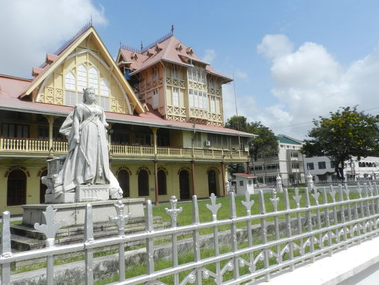 Königin Victoria vor dem Supreme Court