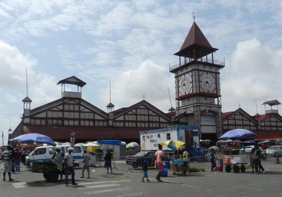 Marktplatz und -halle