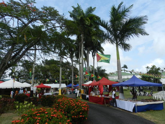 Das jährlich einmal stattfindende Familienfest im Garten des "Statehouses", ...