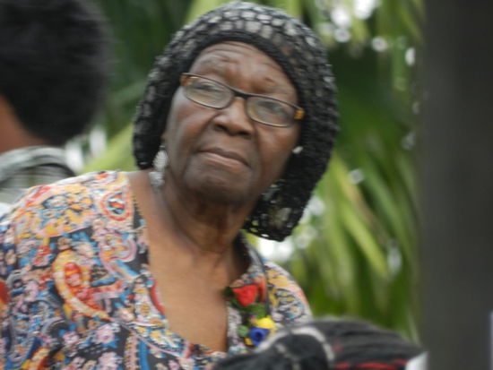 Ob sie nicht ganz zufrieden mit ihrem Einkauf auf dem Markt ist?