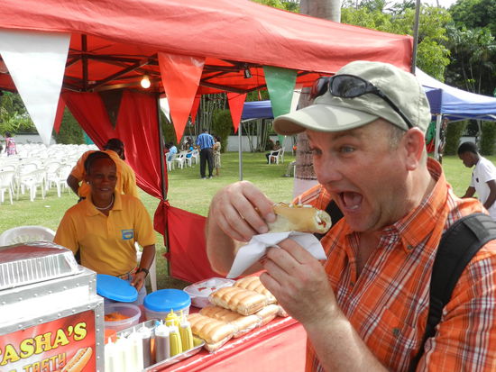 Udo läßt es sich auf dem Familienfest schmecken, natürlich "very spicy" ... ,