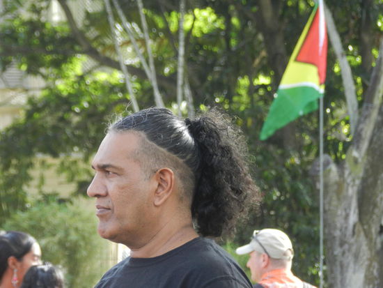 ... während er doch eher skeptisch dem Treiben hier zuschaut ...