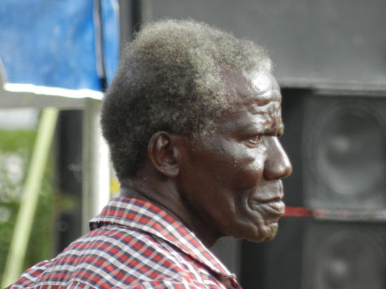 ... und dieser Herr ganz gebannt der Musik lauscht.