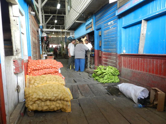 Die Markthalle wirkt abenteuerlich, dieser Teil hier befindet sich auf Holzplanken über dem Meer