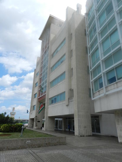 In diesem Gebäude "Edeficio Beijing" in Havanna befindet sich die Botschaft Surinams