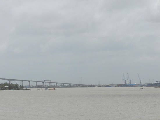 Die einzige Brücke über den Suriname-River