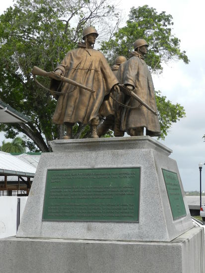 Eines der zahlreichen Ehrenmäler im Regierungsviertel