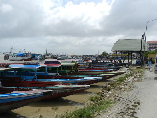Pirogen übernemen den Personen- und Klengütertransport über den Surinamriver