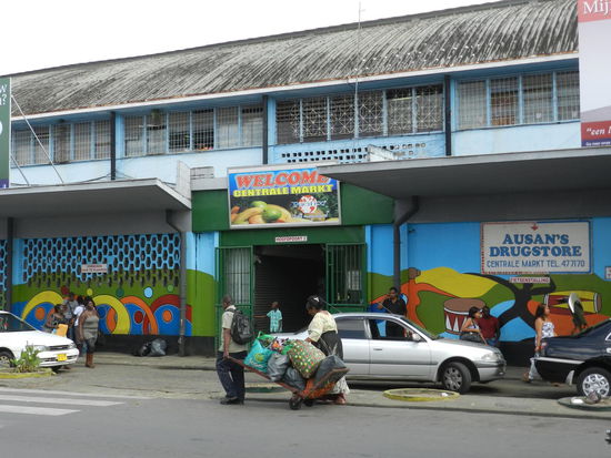 Markthalle am Ufer des Surinamrivers