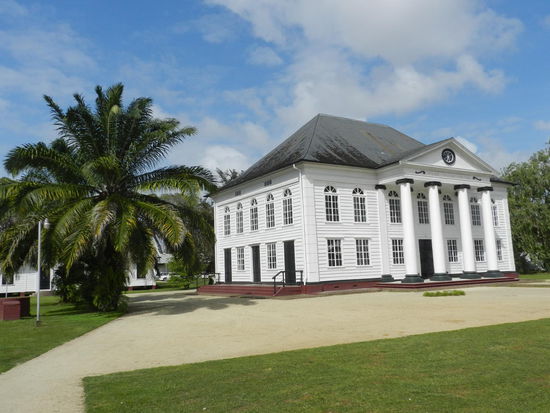 ... und als direkter Nachbar die ned.-israelitische Synagoge