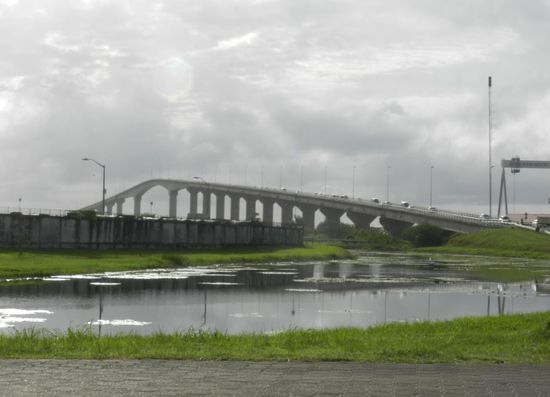 Die einzige Brücke über den Surinamriver heißt es überqueren, dann verlässt man langsam Paramaribo