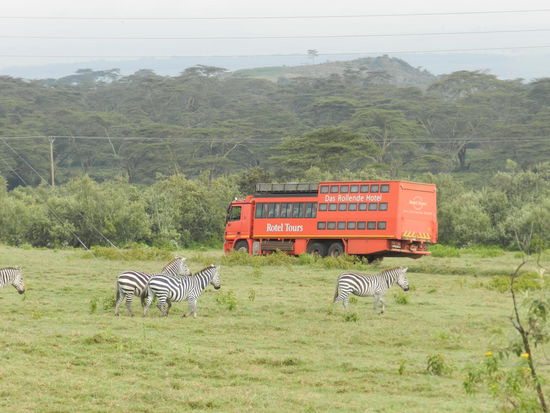 Mit dem Rotel fahren wir am nächsten Morgen zur Wanderung rund um den Kratersee.