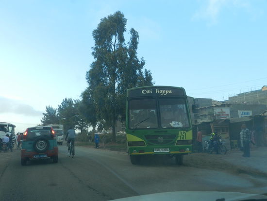 Busse, PKW, Fahrraeder, abenteuerliche LKW, Eselkarren und Fussgaenger blockieren sich gegenseitig im Berufsverkehr.