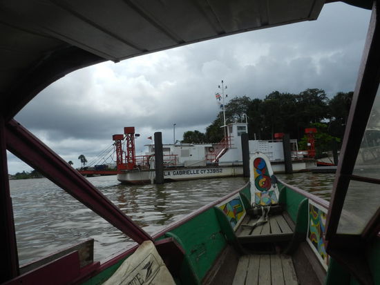 ... während Touristen und Ausländer hier am Fähranleger aussteigen müssen, um die Grenzformalitäten zu erledigen