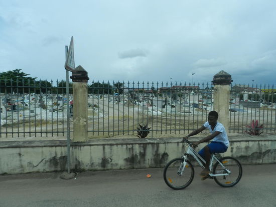 ... und der Friedhof