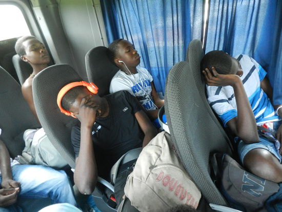 Was macht man, wenn die Strecke langweilig ist? Erst toben und cool sein, dann ratzen!