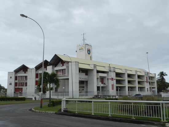Wo in Cayenne setzte mich das Handballteam ab? Natürlich vor der Hauptfeuerwache, in der Straße, in der mein Hotel lag 