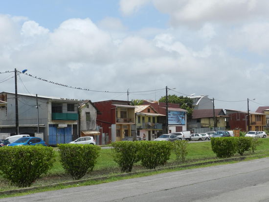 Außerhalb der kolonialen Altstadt befinden sich entweder derartige kleine Häuserreihen, oder hässliche Hochhäuser oder Gewerbebetriebe
